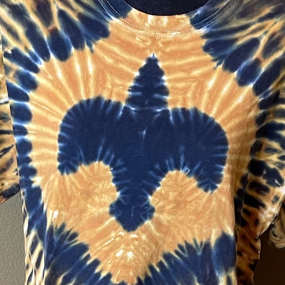 New Orleans Saints Fleur de lis tie-dyed short sleeve shirt. Size Large UNISEX - Picture 3 of 7